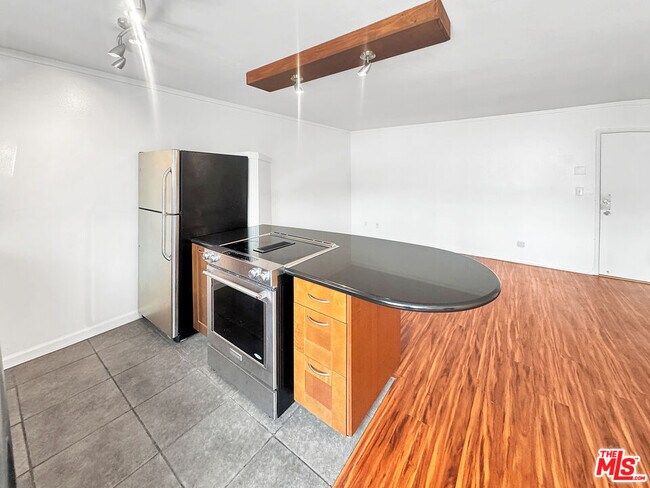 Building Photo - 972 Larrabee St