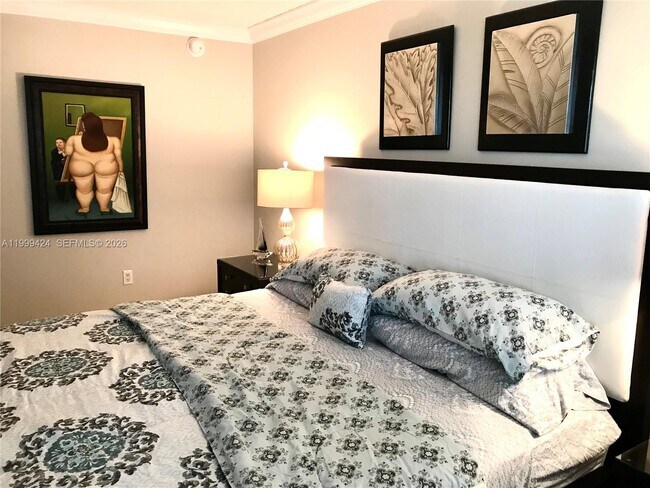 Building Photo - 6917 Collins Ave