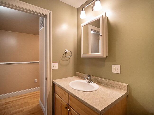 Building Photo - "Spacious 3-Bedroom Haven with 3 Full Baths in Charming Hinesburg!"