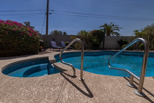 Building Photo - 6821 E Palm Ln