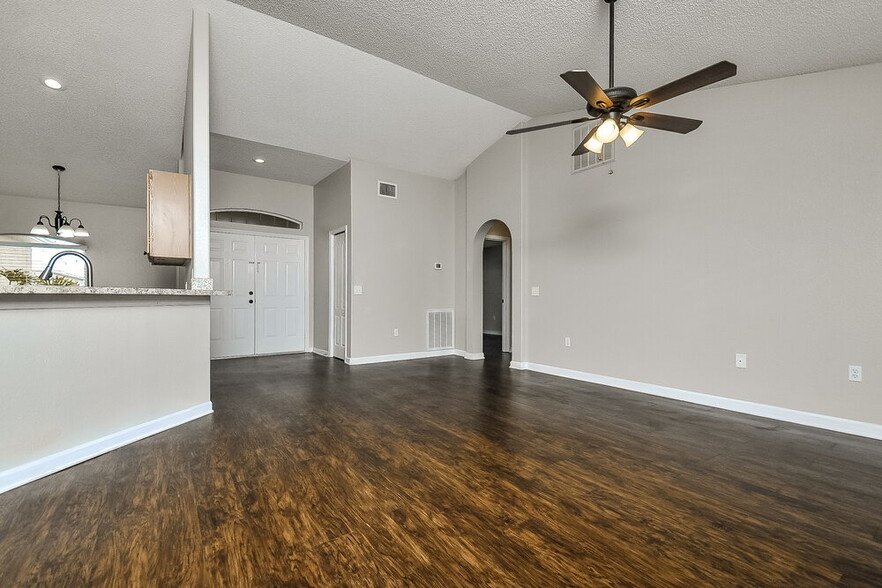 Building Photo - 6025 Live Oak Dr