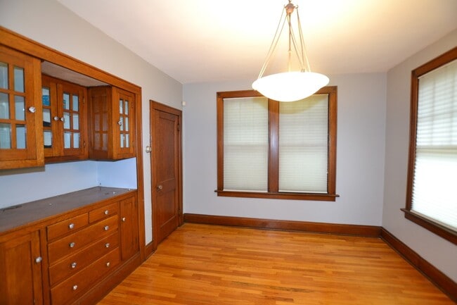 Building Photo - Beautiful woodwork in this incredible Clin...