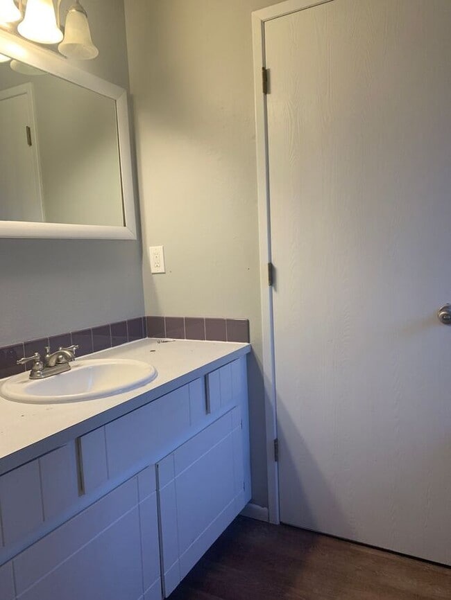 Building Photo - Lovely 3 Bedroom 1 Bath Ranch-Style House ...