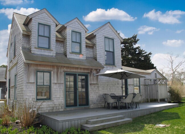 Building Photo - 25 Simpson Ave