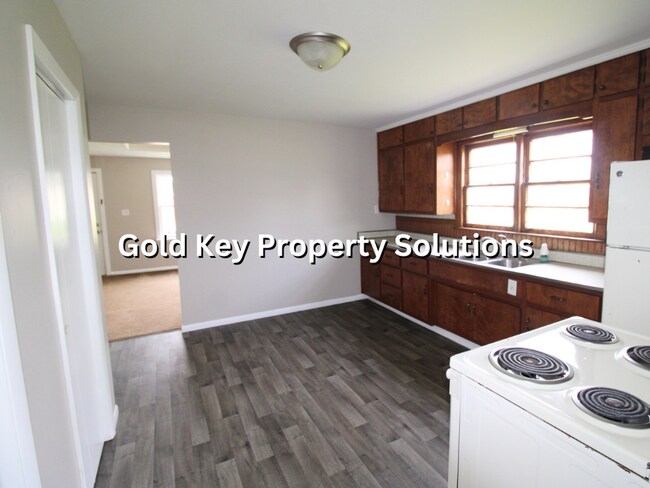 Building Photo - Remodeled 2 BR 1BA House with Garage (NO SECTION 8)