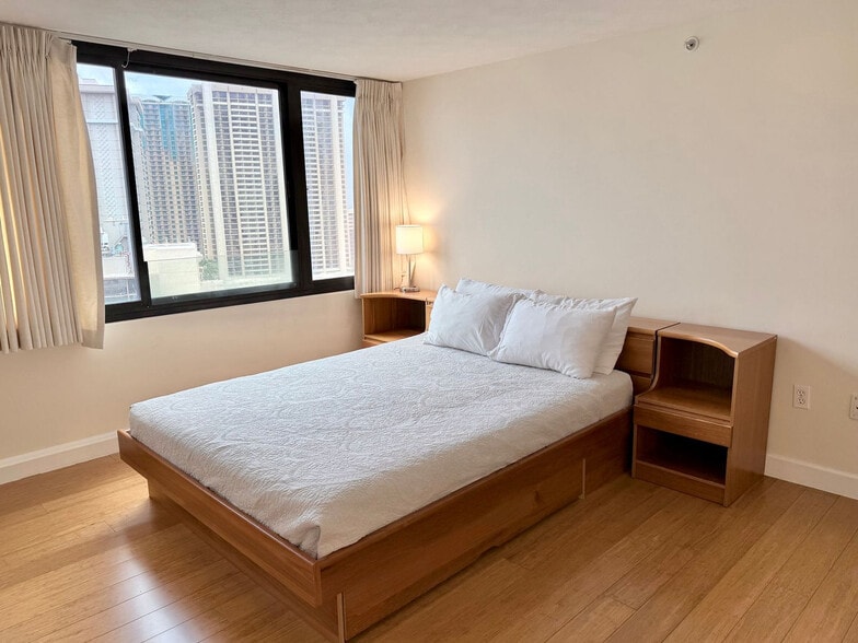 Building Photo - 343 Hobron Ln