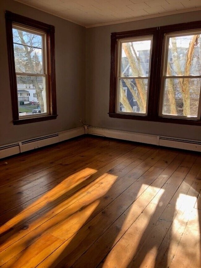 Building Photo - 2BR/1BA Available August 15!! Great Residential Location!