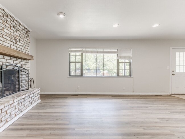 Building Photo - 3 Bedroom 1 Bath Home w/ 2 car garage in Shawnee