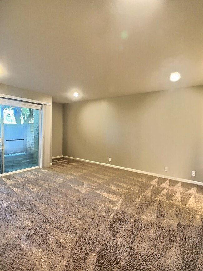 Building Photo - Dry Creek Village Townhouse!