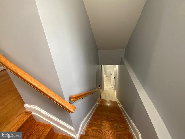 Building Photo - 812 5th St NE