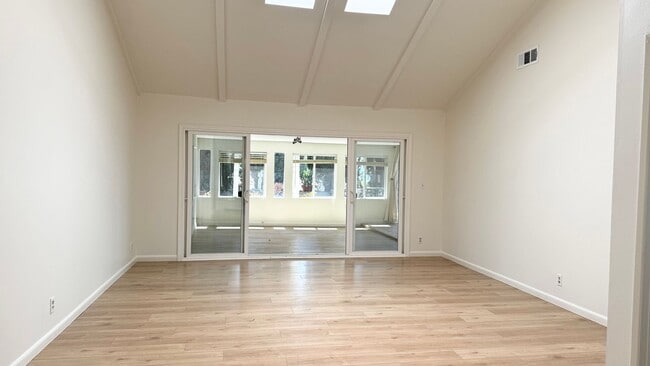 Building Photo - Spacious Home overlooking Daimond Bar hills