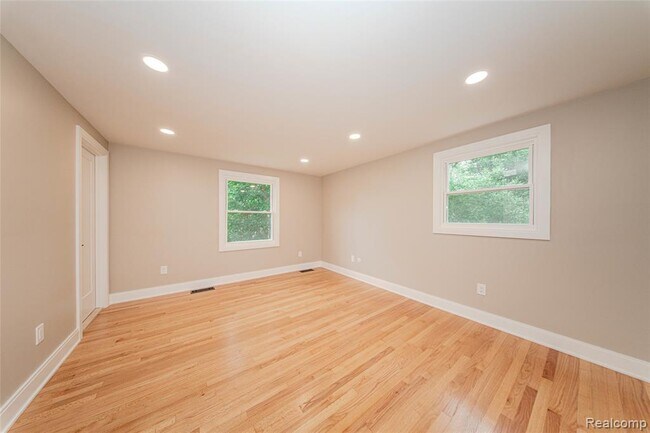 Building Photo - 21993 Riverview Dr