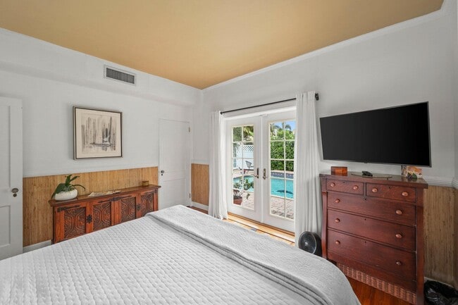 Building Photo - 605 Sunset Rd