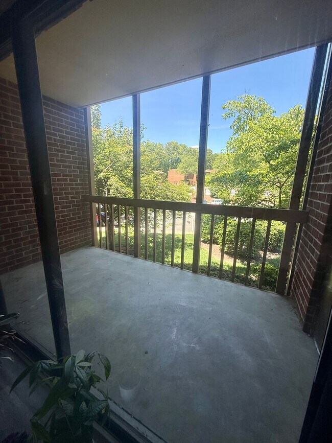 Building Photo - Fully Furnished Condo with community pool