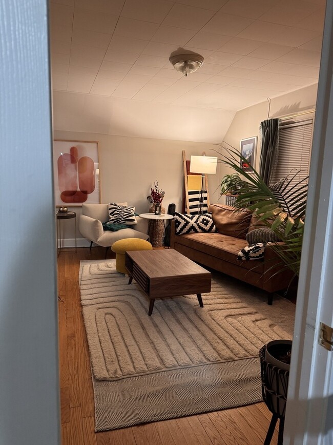 Building Photo - 325 3rd St