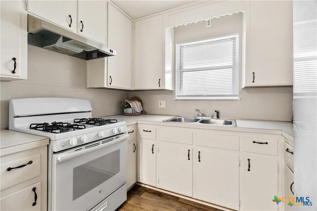 Building Photo - 1006 San Antonio St