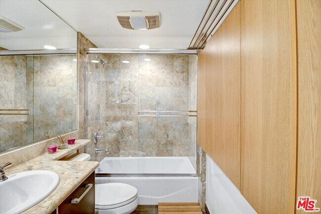 Building Photo - 1319 N Detroit St