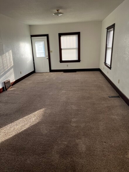 Large Living Room - 912 Iowa St