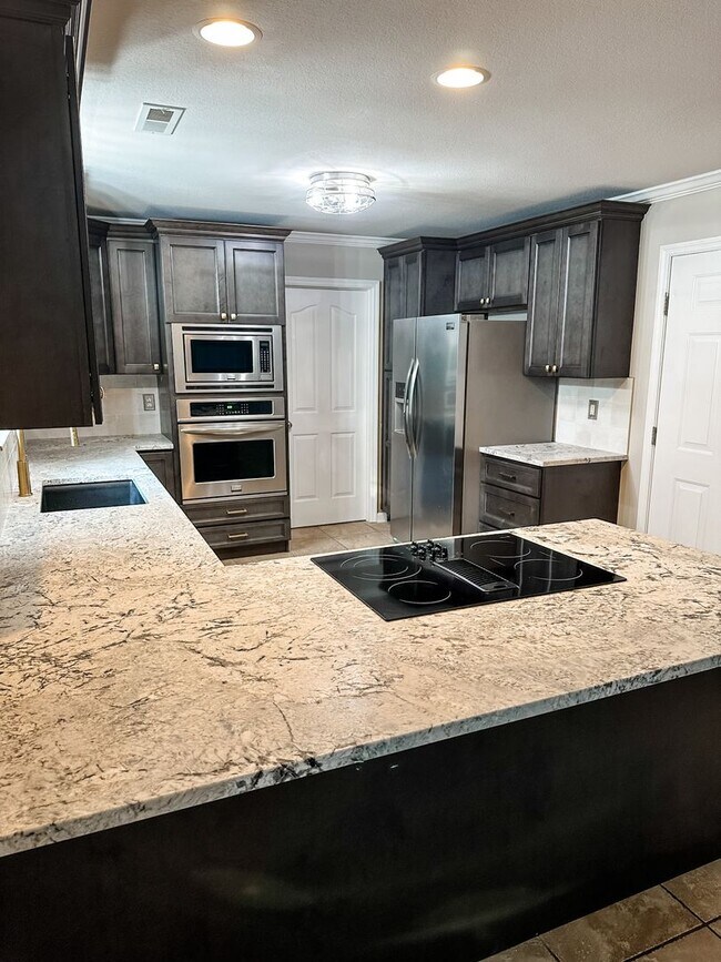 Building Photo - Beautifully updated 4 Bedroom/2.5 Bath Executive Rental in Farragut!