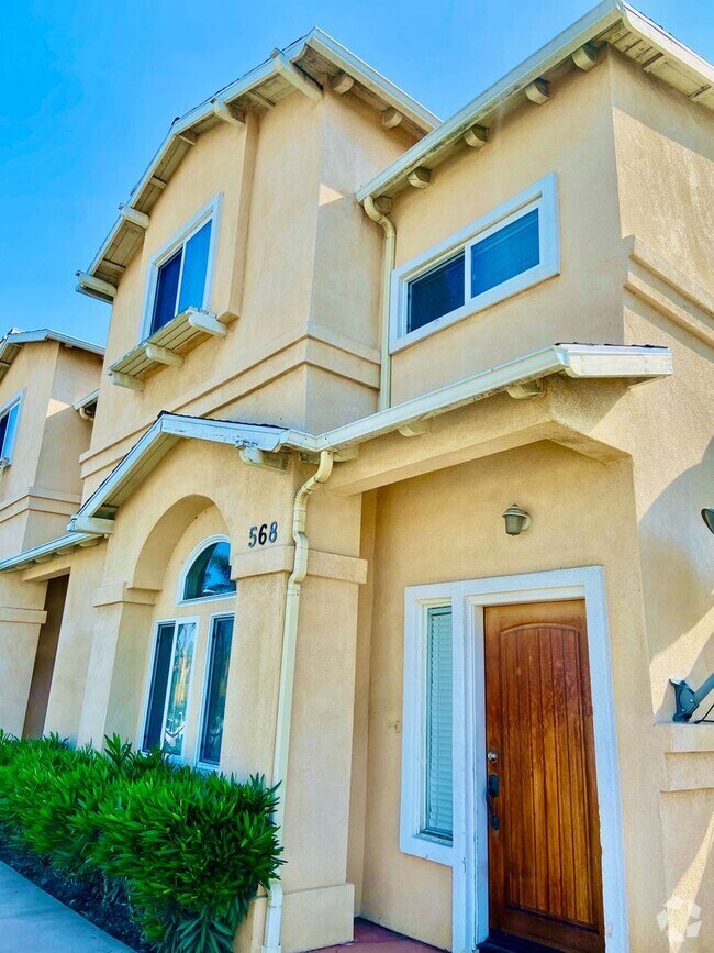 Building Photo - Beautilful Corner Unit Multi-Level Townhou...