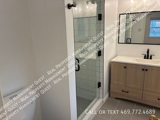 Building Photo - 1001 Crestview Dr