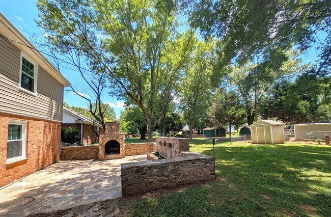 Building Photo - Charming split level home located in the Spring Valley Community in the South Park area of Charlo...