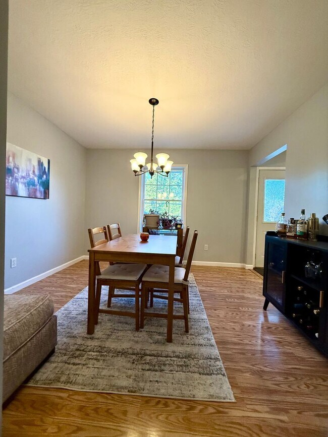 Building Photo - Beautiful 4 Bedroom Near Summit School! Avail January 2026,  Monthly rent $1,980