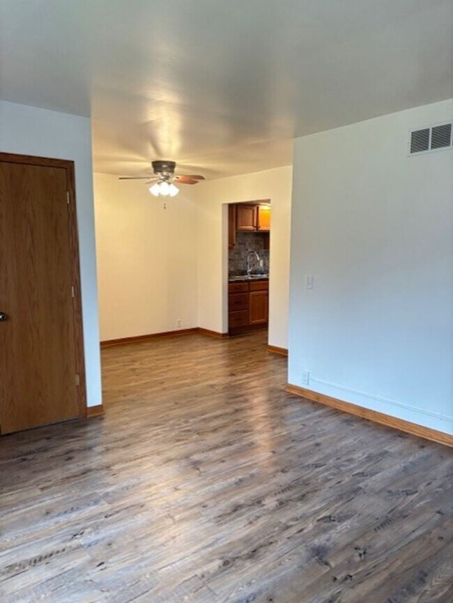 Building Photo - 720 Lakeview Dr