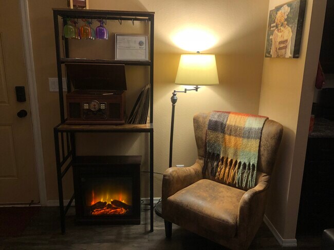 Building Photo - 266 Fireside St