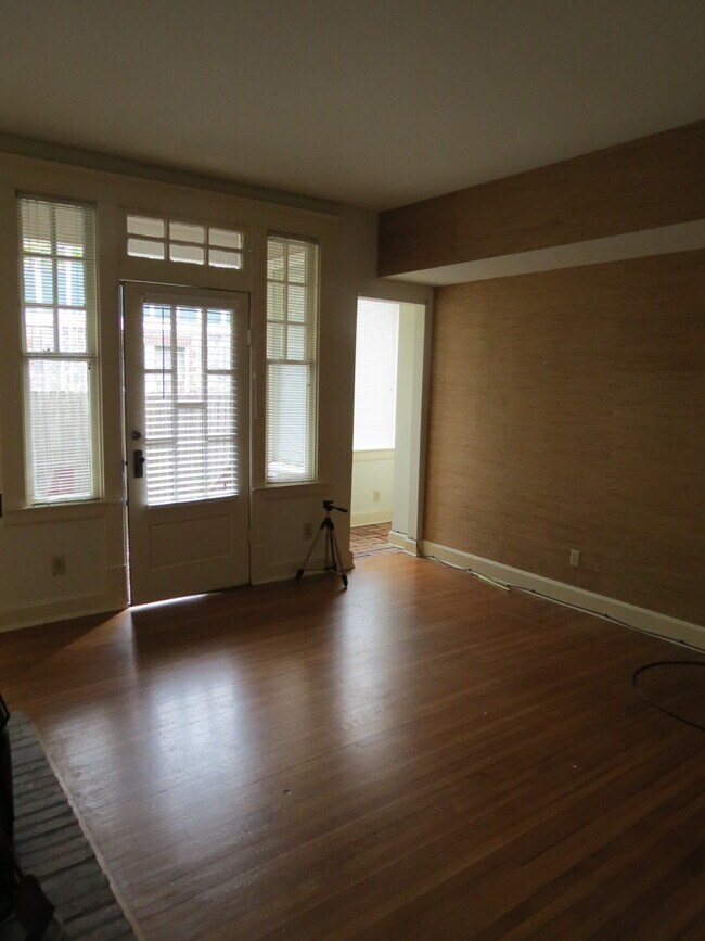 Livingroom/Enterance Door - 360 Winthrop Ct