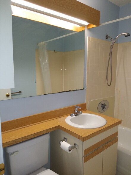 Building Photo - 22 Kenmar Dr