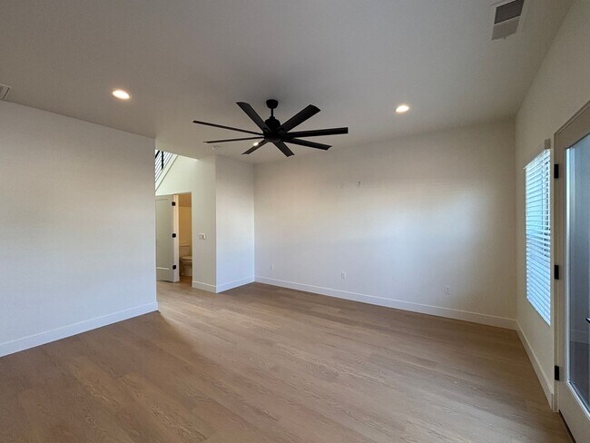 Building Photo - HURRICANE TOWNHOME FOR RENT!