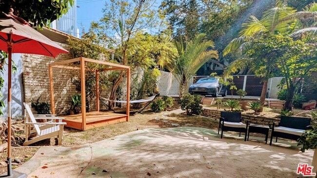 Building Photo - 1927 N Beverly Glen Blvd