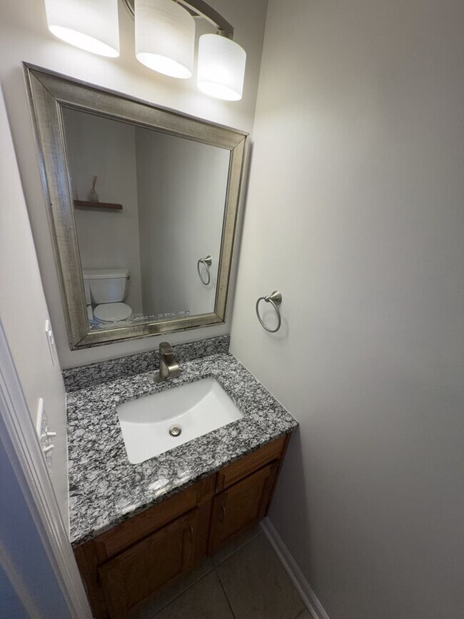 Building Photo - 778 Woodlyn Dr S