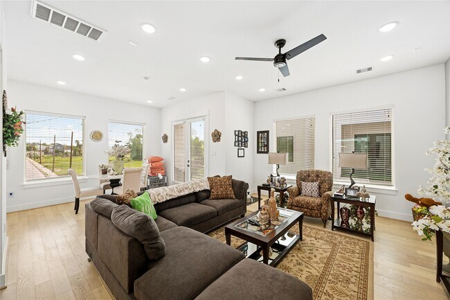 Building Photo - 2502 Tuam St