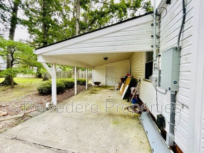 Building Photo - 2718 Robin Hood Dr