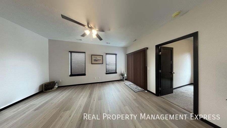 Building Photo - Spacious 3 Bed 2 Bath Townhome