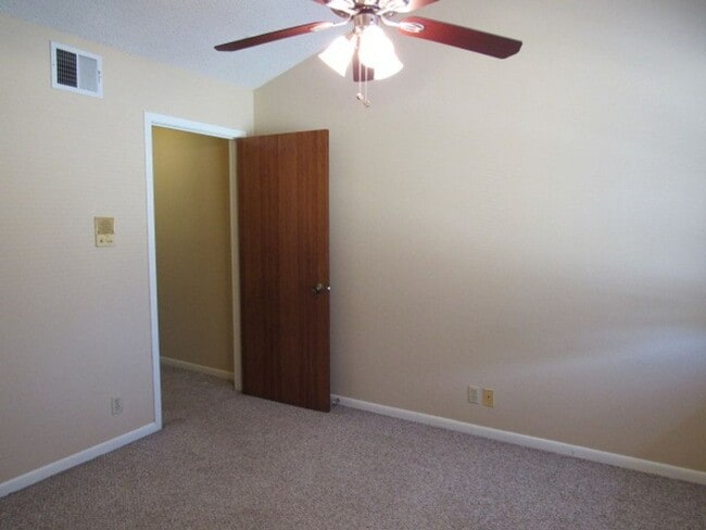 Building Photo - 2725 Santa Fe Unit B - 2/Bed 2.5/Bath - $1300/month