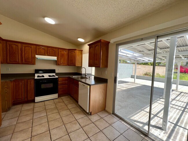 Building Photo - Available Now! 3 Bedroom, 2 bathroom home ...