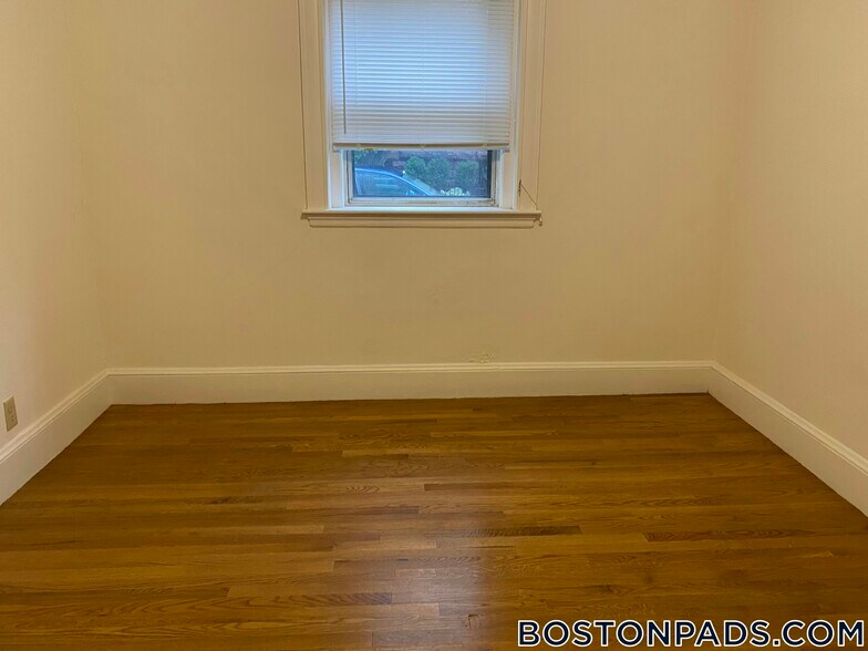 Building Photo - 16 Lakeville Rd