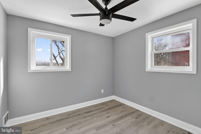 Building Photo - 146 Joliet St