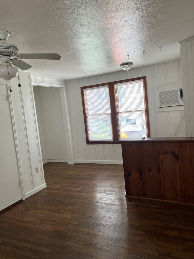 Building Photo - 307 Stratford St