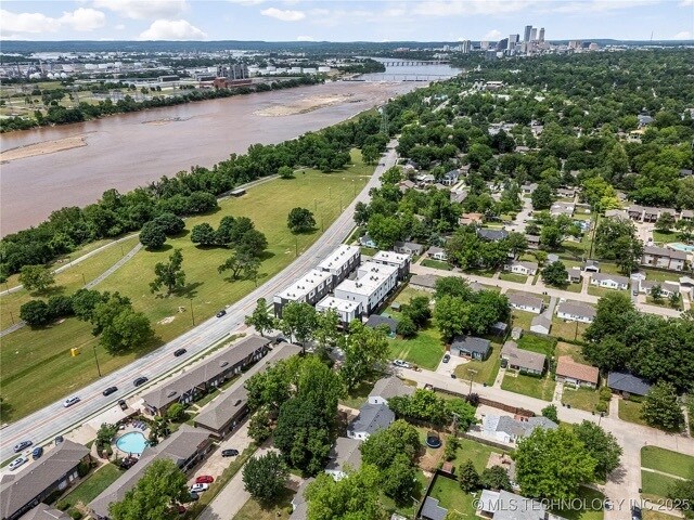 Building Photo - 3741 Riverside Dr