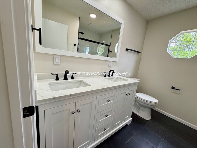 Building Photo - Amazing 3 Bedroom Home!