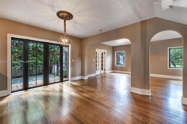 Building Photo - 447 Giralda Ave