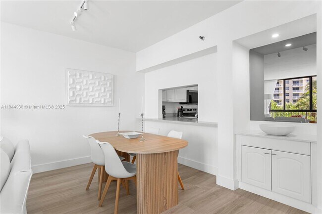 Building Photo - 520 Brickell Key Dr