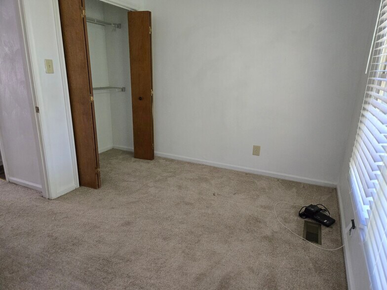 Building Photo - 2032 Elmhurst Ln