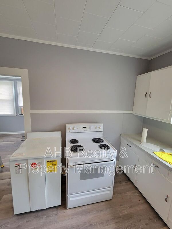 Building Photo - 1104 W Webb Ave