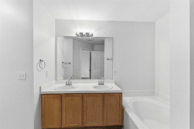 Building Photo - 21219 Somerset Park Ln