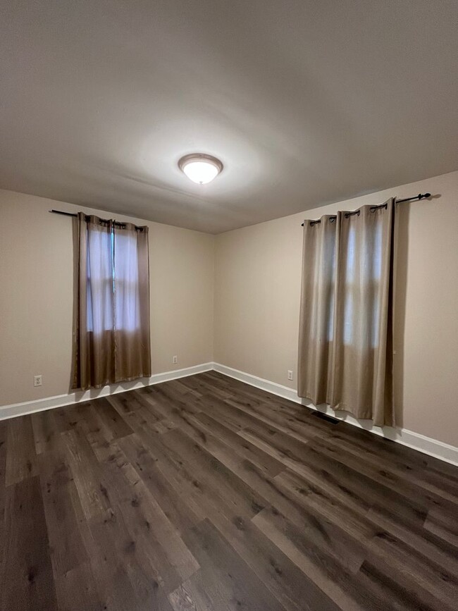 Building Photo - Cozy Cottage in West Nashville, Walk to Ch...